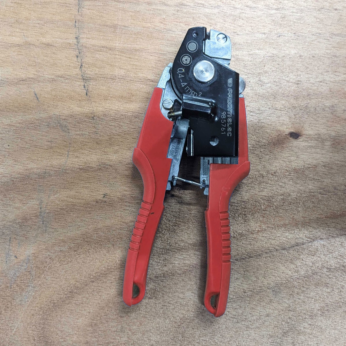 Automatic wire stripper